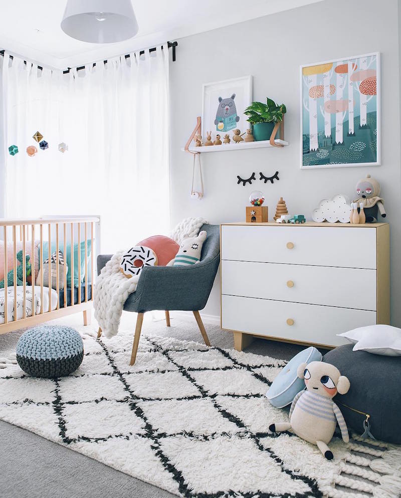 pouf-tricot-coussins-sol-commode-blanc-bois-chambre-bébé