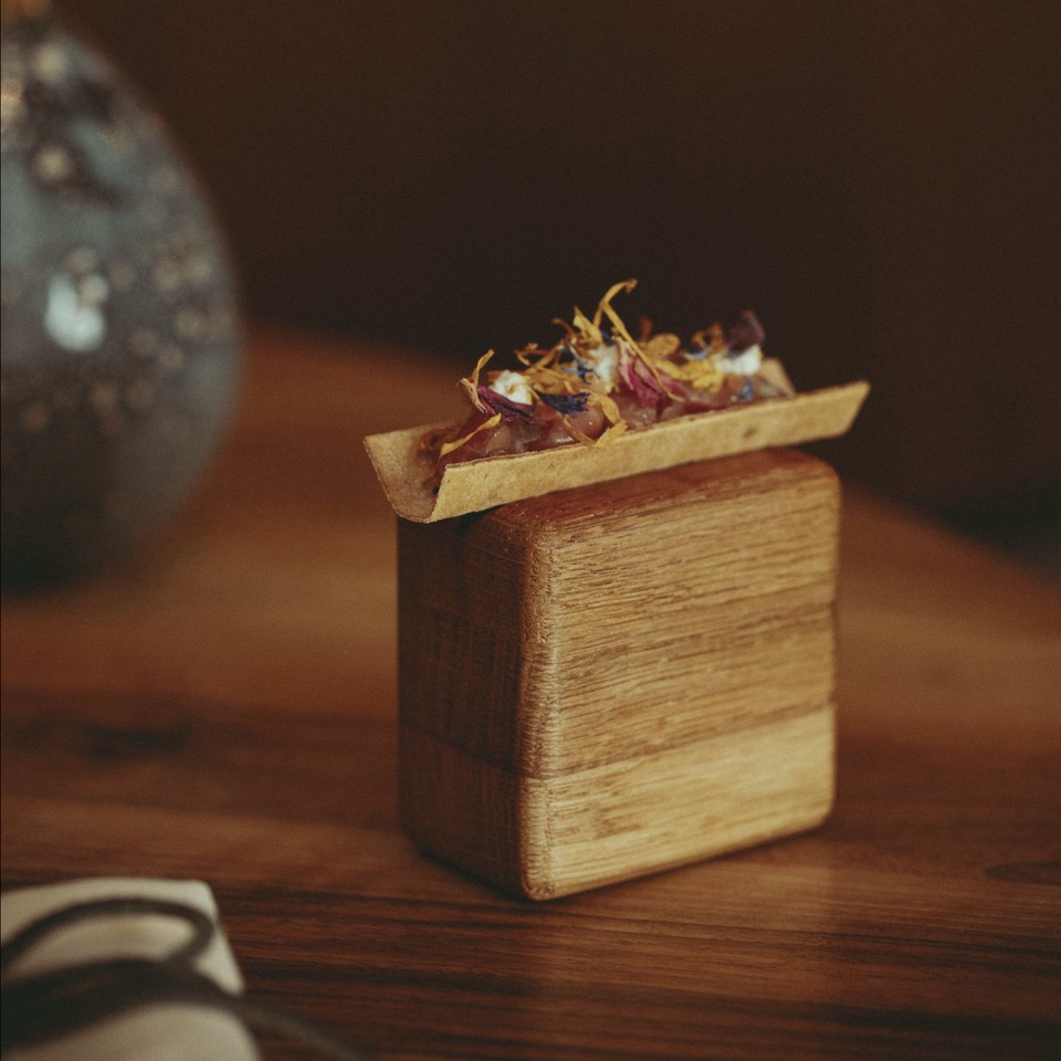 Tartare de chef : une recette de Romain Barthe à l'Auberge de Clochemerle