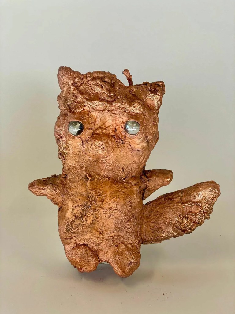 figurine dans une forme étrange, en matière bronze.