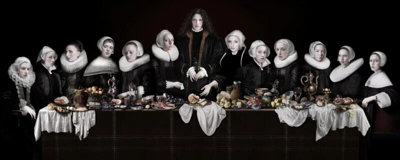 13 personnes autour d’une table, toutes des femmes. Elles s’apprêtent à manger un buffet. 