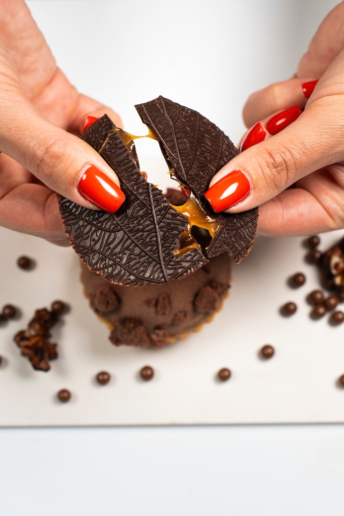 Création en chocolat signée Eddie Benghanem, dévoilant un cœur fondant au caramel pour le Salon du Chocolat 2025.