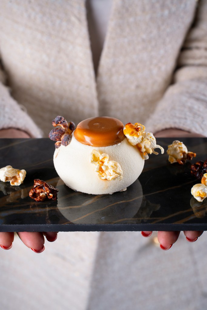 Création gourmande d’Eddie Benghanem au caramel et popcorn, hommage à la convivialité et à la gourmandise.