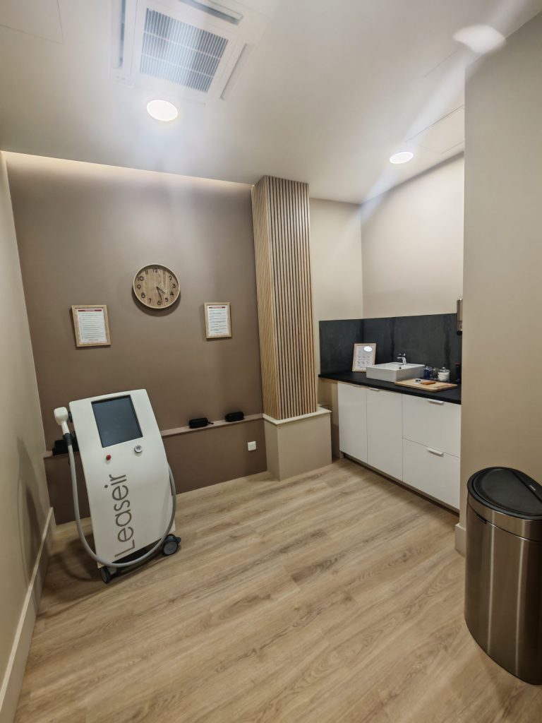 Cabine d'épilation laser blanche, noire et ton neutre